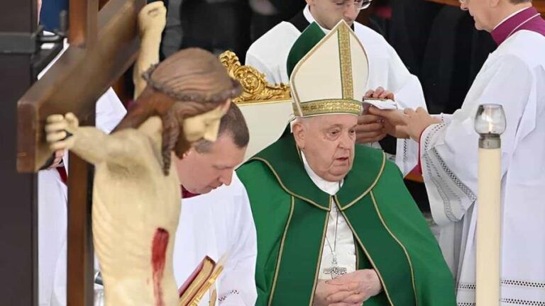 papa-francisco-presenta-problemas-respiratorios-durante-misa--focus-0.14-0.03-896-504