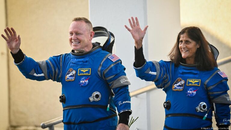 Astronautas varados en el espacio a su regreso a la tierra