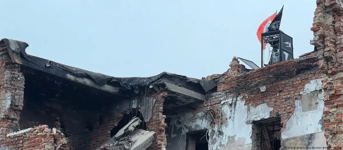 BVanderas en edificio destruido en Kursk