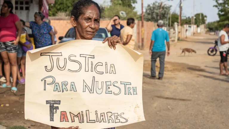 Desesperacion por venezolanos deportados a El Salvador