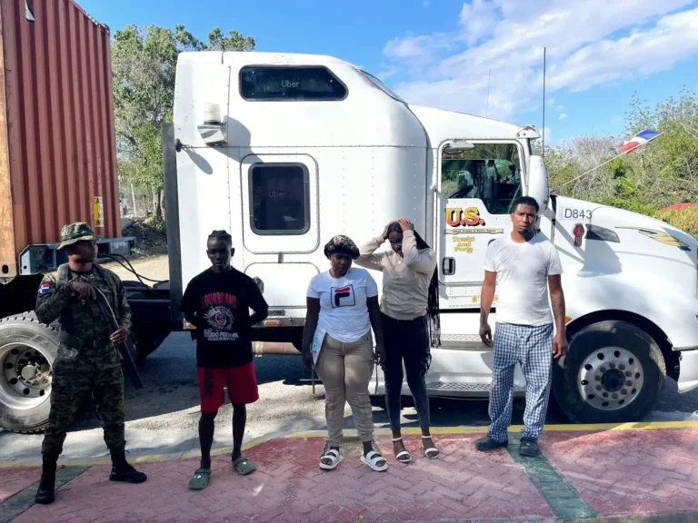 Detienen camionero traficando haitianos