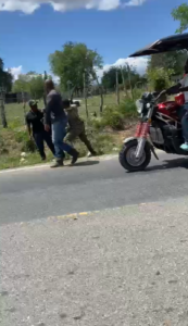Haitiano trtando desarmar guardia