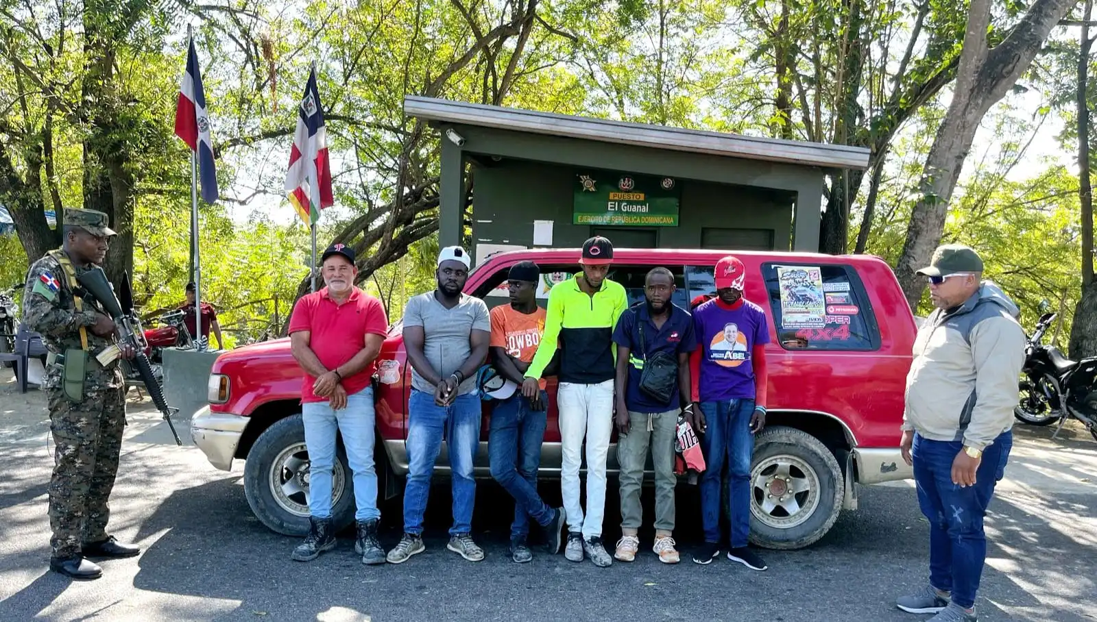 Ilegales y chofer apresados