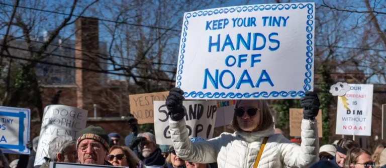 Juez ordena a Trump poner despedidos