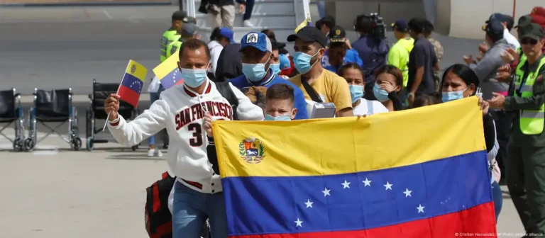 LLegan 199 deportados a Venezuela