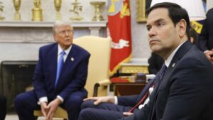 Marco Rubio junto a Trump