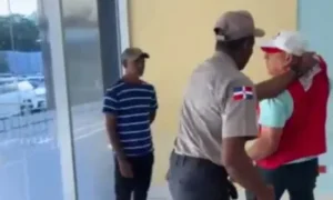 Policia aplica descarga electrica