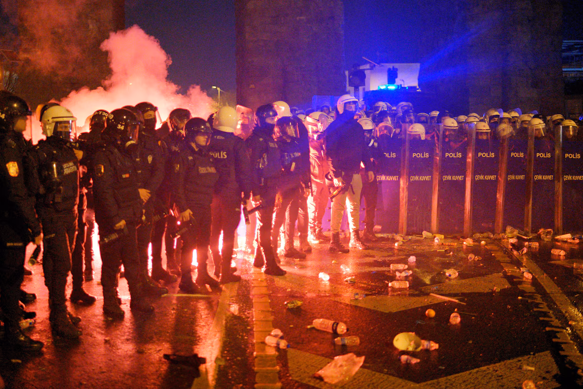 Policia de Estambul enfrenta choques