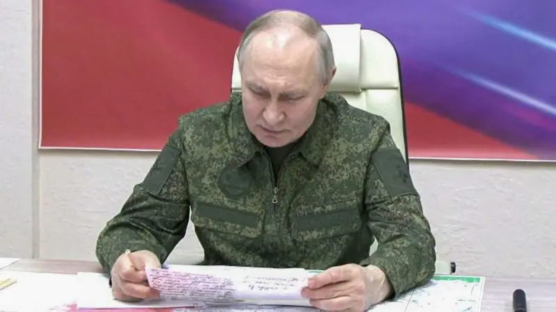 Putin en ropa militar