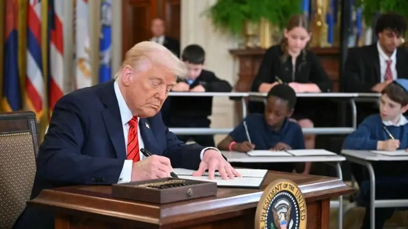 Trump firmando orden ejecutiva