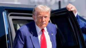 Trump saliendo de su vehiculo