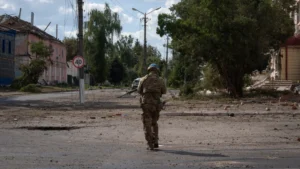 Un soldado ucraniano camina