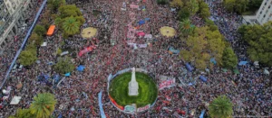 aRGENTINOS MARCHAN CONTRA EL GOLPE