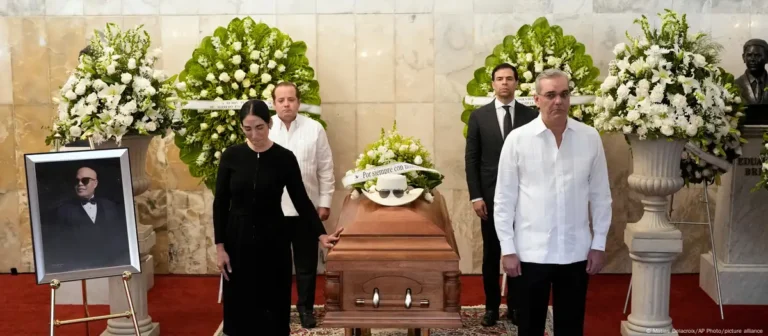 Abinader hace guardia de honor