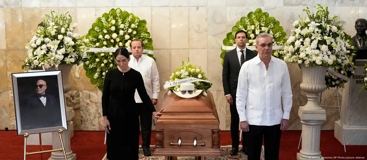 Abinader hace guardia de honor