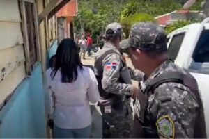 Autoridades-mientras-allannaban-en-un-barrio-de-Jarabacoa-este-sabado-5-de-abril-2025