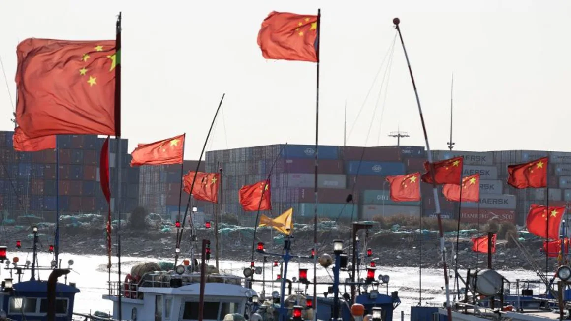 Barcos chinos ondean banderas