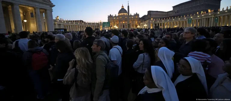 Multitud vela al papa
