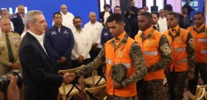 Presidente condecora rescatistas
