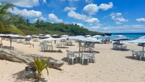 Sillas y mesas vacias en la playa