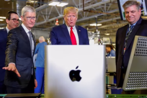 Trump y ejecutivod de Apple
