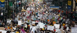 miles protestan contra Trump