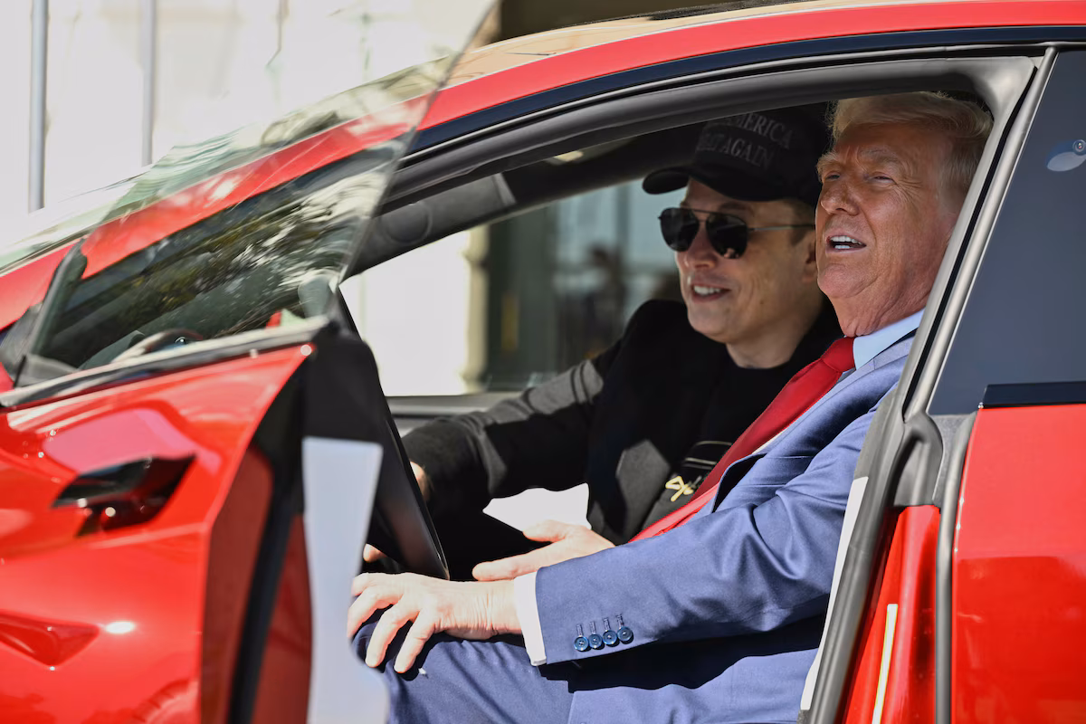 trump y Elon en Tesla