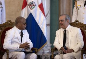 Abinader junto al nuevo embajador haitiano
