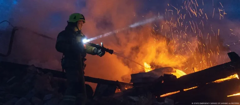 Bomberos apagan fuego en Ucrania