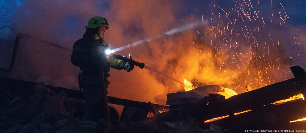 Bomberos apagan fuego en Ucrania
