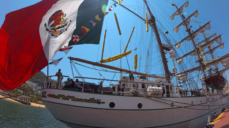 Buque mexicano choca en USA