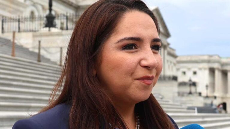Congresista hispana enfenta a Trump