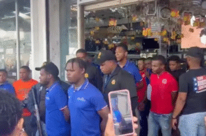 Detenidos en tienda Mudan