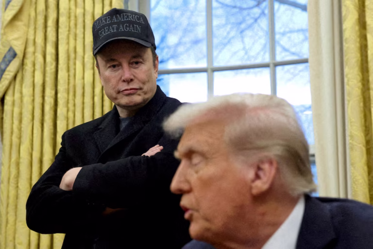 Elon Musk escucha a Trump