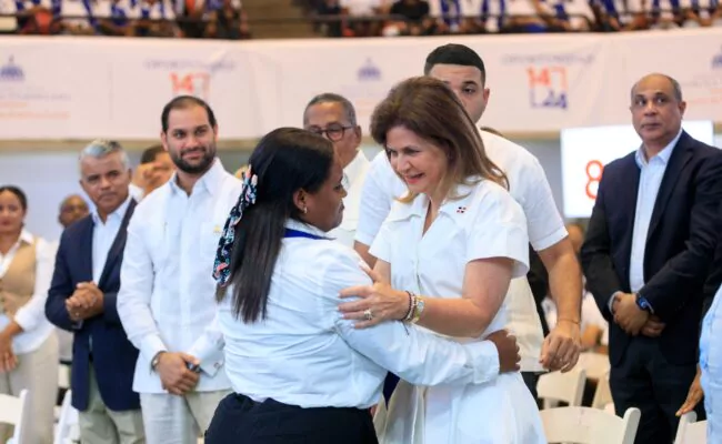 La vice junto a una graduada