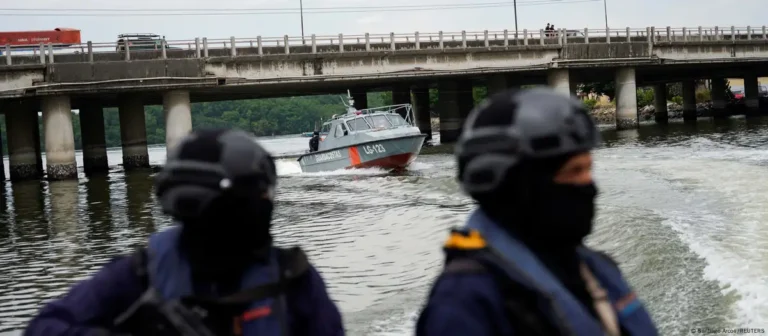 Policia de Ecuador2305
