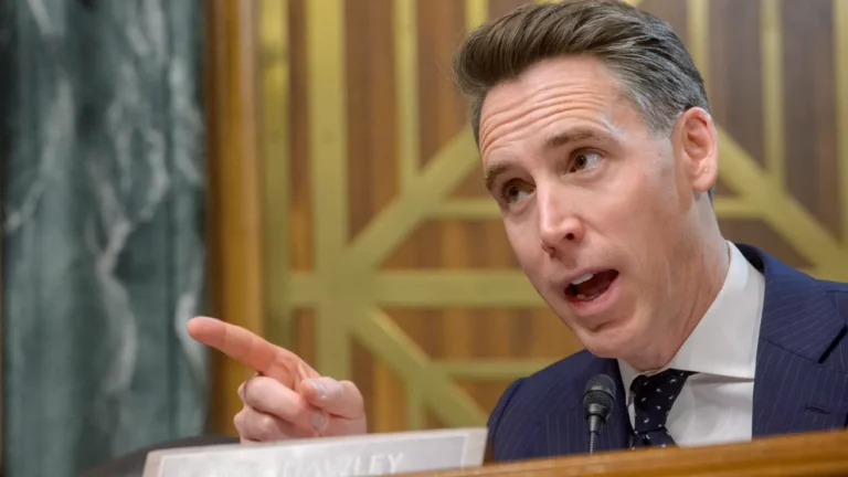 Senador republicano Josh-Hawley advierte sobre recorte medicaid
