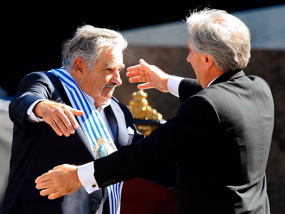 Tabaré Vazquez le entrega a Mujica