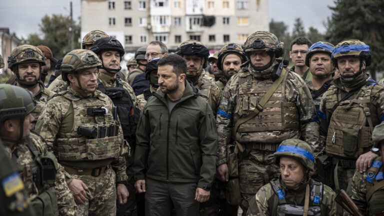 Zelensky conversa con tropa del ejercito de Ucrania