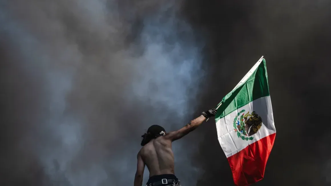 Bandera de Mexico, simbolo de las protestas