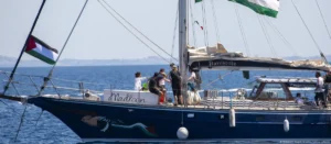 Barco con ayuda a Gaza