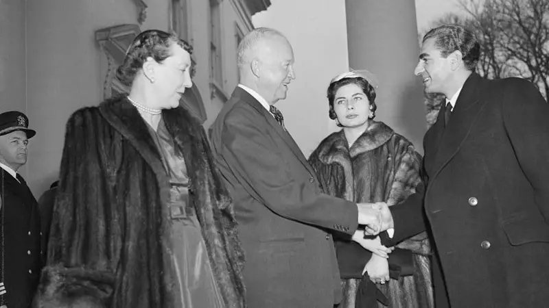 Diciembre de 1954,Eisenhower recibe alsha de Iran