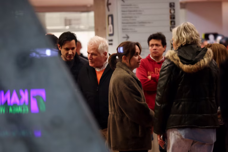 Gente a espera salud Uribe