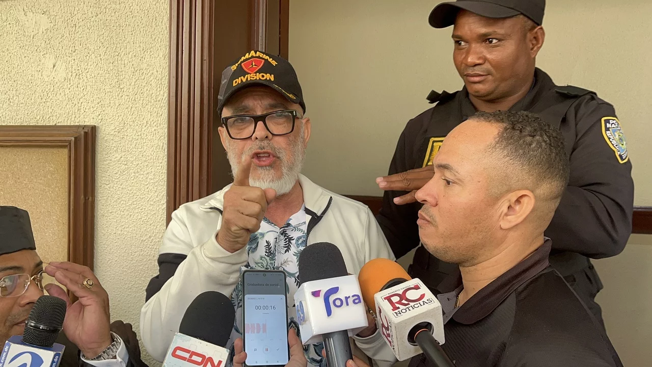 Grillete y presentacion periodica a Angel Martinez