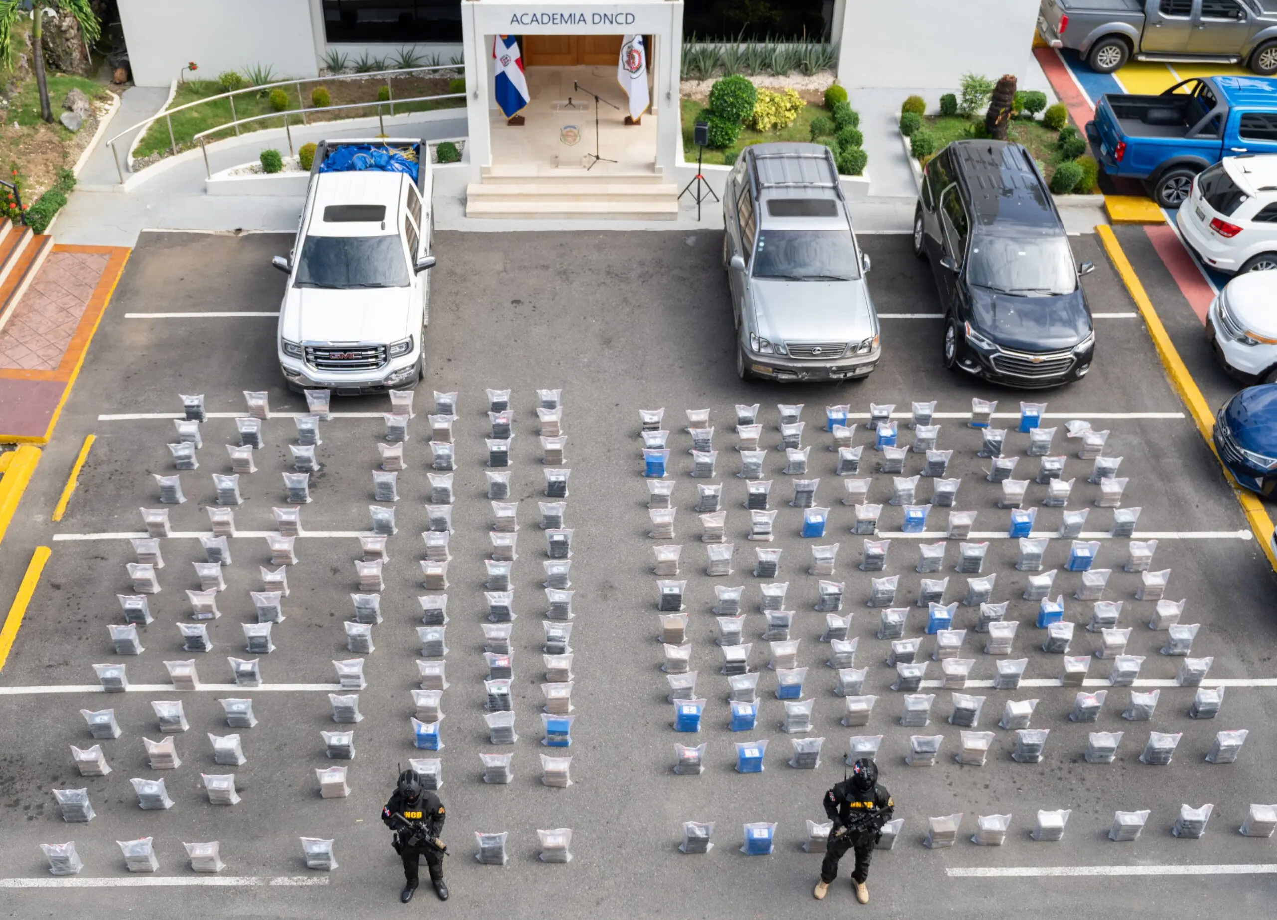 Incautan 1,300 kilos drogas