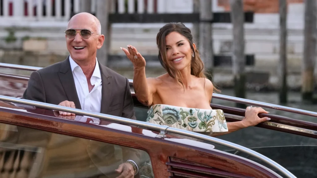 Jeff Bezos y Lauren Sanchez salen del hotel