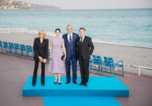 Macron y esposa, Abinader y esposa en Francia