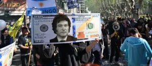 Milei en foto de un dolar