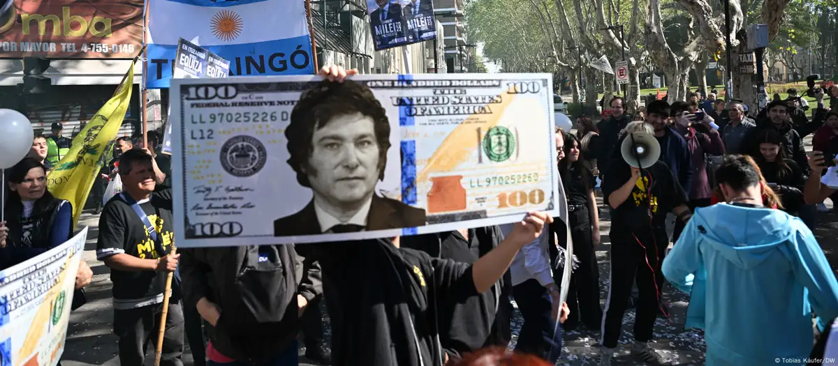 Milei en foto de un dolar