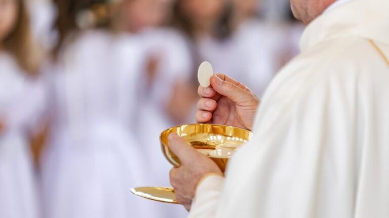 Sacerdote catolico en la eucaristia